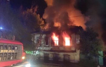 В Оренбурге на Комсомольской ночью полыхал дом
