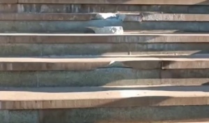 В Оренбурге вандалы разбили ступени и без того «золотого спуска» на набережную Урала