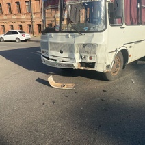 В Оренбурге автоледи за рулем Renault въехала в ПАЗ, пострадали двое, включая ребенка