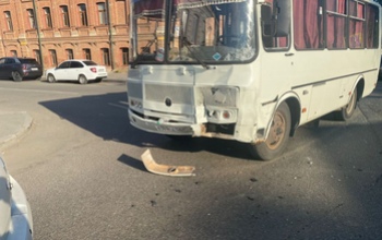 В Оренбурге автоледи за рулем Renault въехала в ПАЗ, пострадали двое, включая ребенка