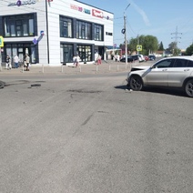 В Оренбурге двое подростков на питбайке «влетели» в Mercedes