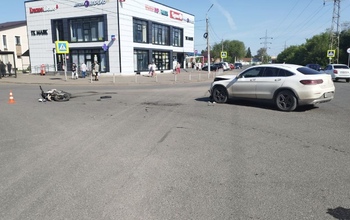 В Оренбурге двое подростков на питбайке «влетели» в Mercedes