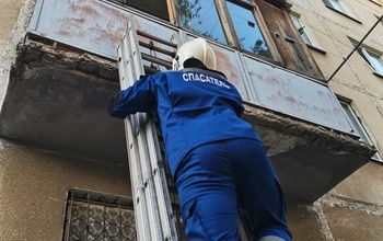 В Оренбурге женщина почувствовала себя плохо, лезть к ней пришлось через балкон