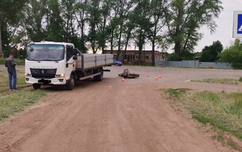 В Бузулукском районе мопед врезался в КамАЗ: 15-летний подросток в больнице