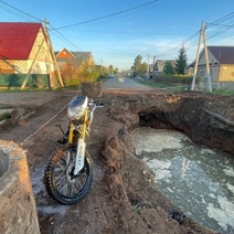 По поводу гибели мотоциклиста, упавшего в котлован с водой, Следком возбудил уголовное дело (18+)