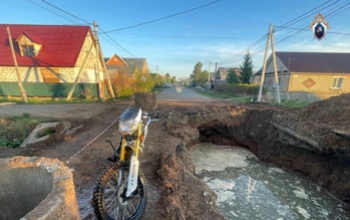 По поводу гибели мотоциклиста, упавшего в котлован с водой, Следком возбудил уголовное дело (18+)