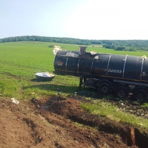 В Бузулукском районе после опрокидывания нефтевоза в кювет разлилась нефть