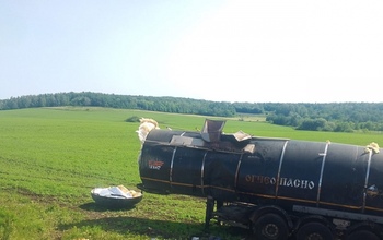 В Бузулукском районе после опрокидывания нефтевоза в кювет разлилась нефть