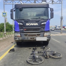 В Оренбурге на Загородном шоссе «Скания» сбила велосипедиста