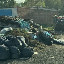 Перед жителем Орска извинились за свалку около жилого дома, но сообщили, что решить проблему нет возможности