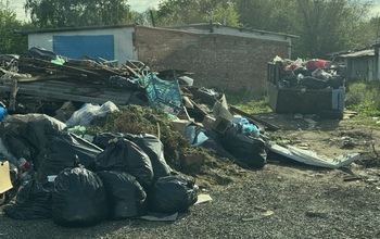 Перед жителем Орска извинились за свалку около жилого дома, но сообщили, что решить проблему нет возможности