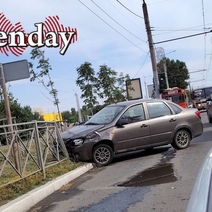 В Оренбурге на улице Терешковой Lada Granta протаранила ограждение и выехала на тротуар