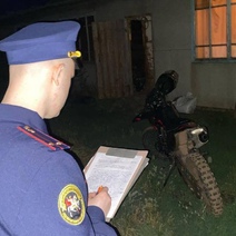 В Александровском районе мужчина убил одного знакомого и порезал другого (18+)