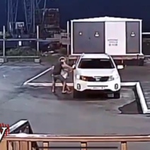 В Оренбурге мужчина насильно запихал женщину в авто и увез в неизвестном направлении