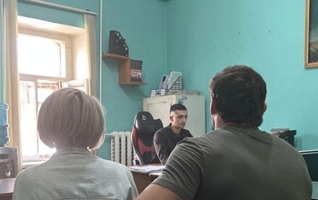 Парочку мигрантов, напугавших оренбуржцев буйным выяснением отношений, доставили в полицию