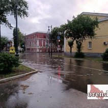 На улицах Оренбурга после ливня образовались гигантские лужи