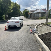 В Оренбурге автомобиль Kia снес велосипедиста