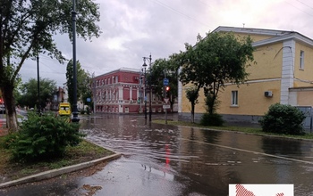 На улицах Оренбурга после ливня образовались гигантские лужи