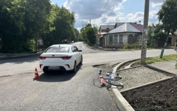 В Оренбурге автомобиль Kia снес велосипедиста
