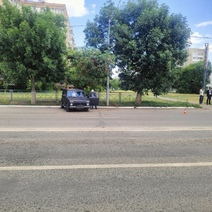 В Оренбурге автомобиль LADA Niva въехал в бордюрное ограждение, водитель в больнице