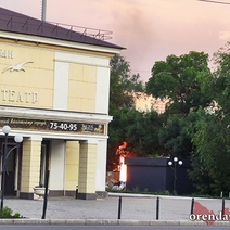 В Оренбурге около кинотеатра «Сокол» горели сухие ветки у площадки ТКО