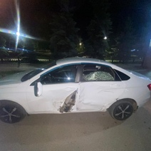 В Бузулуке нарушитель со стажем протаранил на питбайке автомобиль Lada Vesta