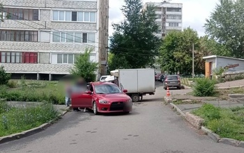 В Оренбурге из-за халатности 18-летнего водителя грузовик наехал на женщину, а затем врезался в иномарку 