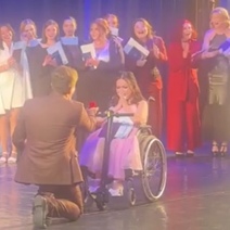 В Оренбурге выпускнице колледжа сделали романтическое предложение руки и сердца