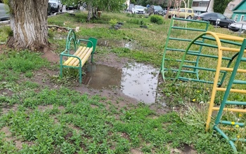 Маленьким жителям многоквартирного дома в Оренбурге  толком негде поиграть