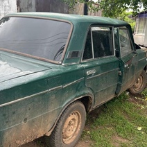 Пьяный житель Оренбуржья протаранил забор жилого дома и остановился при столкновении с деревом