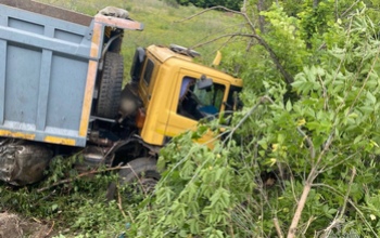 Причиной страшной аварии под Оренбургом стало лопнувшее колесо у грузовика (18+)