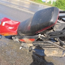 В Бугуруслане на мокром асфальте школьники на мопеде столкнулись с легковым автомобилем