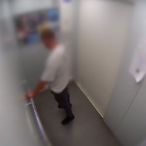 В Оренбурге задержали справляющего нужду в лифте мужчину