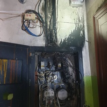 В Соль-Илецке в многоквартирном доме загорелся электрощиток