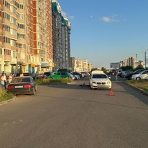 15-летний подросток на электросамокате столкнулся с автомобилем БМВ во дворе дома на проспекте Победы Оренбурга