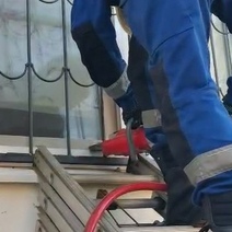 В Оренбурге 80-летняя женщина вызвала скорую, а дверь открыть не смогла