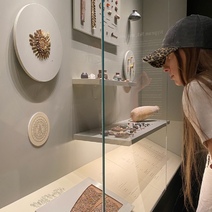 Виктории Складчиковой в Оренбурге показали золото сарматов