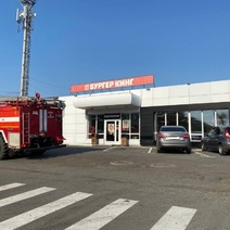 В Оренбурге сотрудники МЧС тушили возгорание возле «Бургер Кинга»