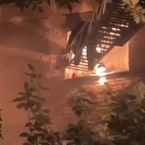 В Оренбурге испуганную восьмилетнюю девочку пришлось спускать по автолестнице с пятого этажа