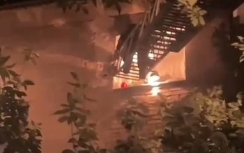 В Оренбурге испуганную восьмилетнюю девочку пришлось спускать по автолестнице с пятого этажа