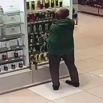 Стащил, даже не «послушав» аромат: в Оренбурге магазин косметики посетил 48-летний «парфюмер»