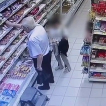 В Оренбурге карманница обчистила в магазине пожилого мужчину