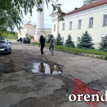 Почему тротуар у знаменитого Караван-Сарая в Оренбурге оставили с ямами и колдобинами