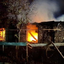 В Новосергиевском районе во время пожара погибла 31-летняя женщина, спастись удалось семерым детям (18+)