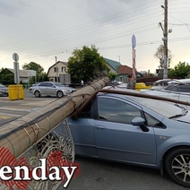 В Оренбурге на проезжей части на машину рухнул столб