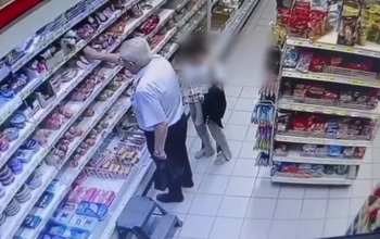 В Оренбурге карманница обчистила в магазине пожилого мужчину