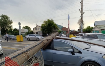 В Оренбурге на проезжей части на машину рухнул столб