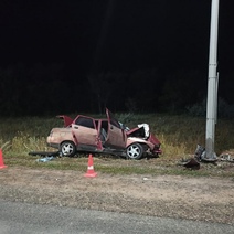 Стали известны подробности ДТП в Октябрьском районе, где ВАЗ влетел в столб