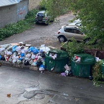 Зимой и летом: в Оренбурге жители многоэтажки ненавидят мусорную площадку