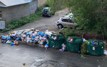 Зимой и летом: в Оренбурге жители многоэтажки ненавидят мусорную площадку